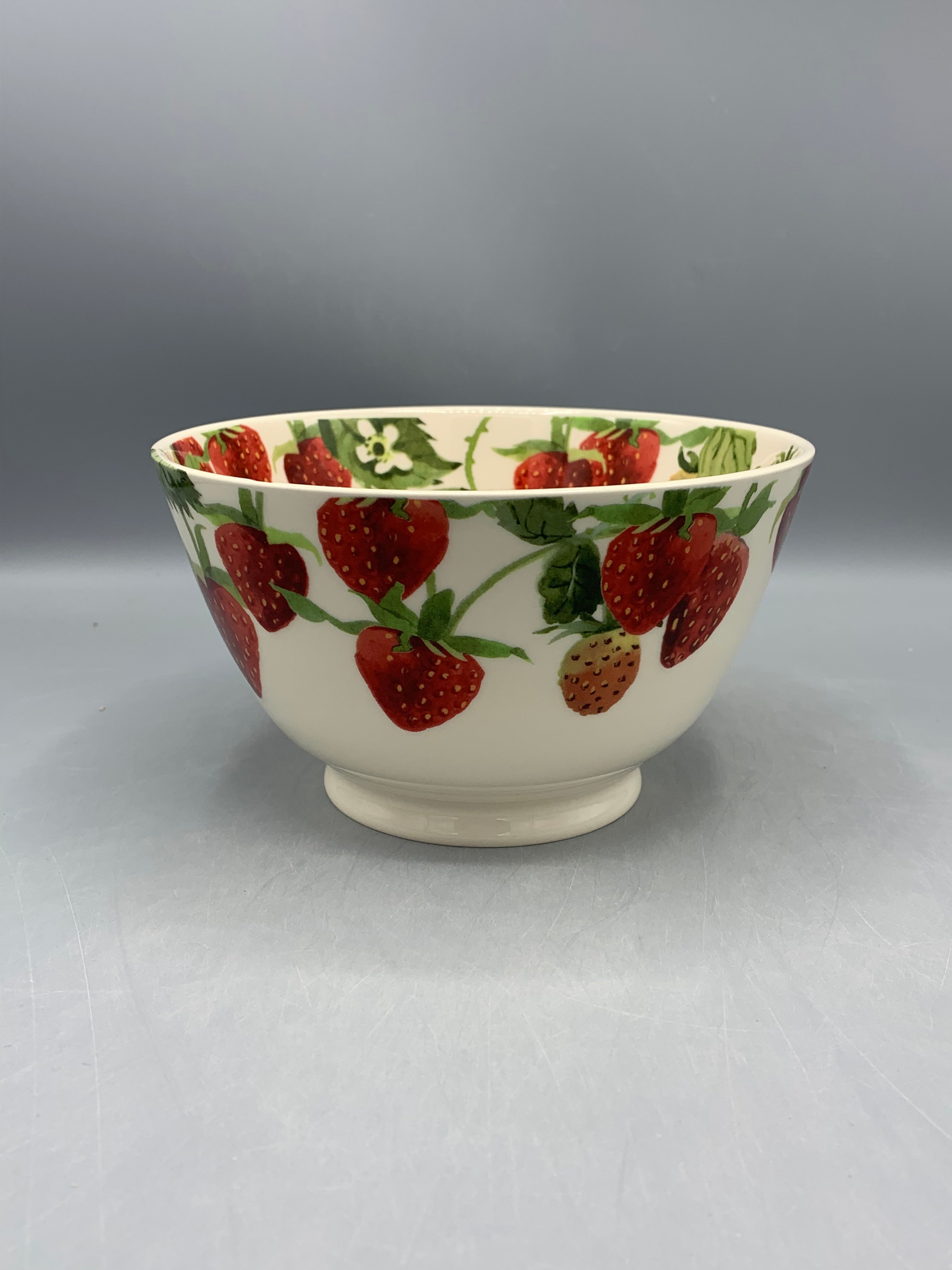 Medium old bowl Strawberries