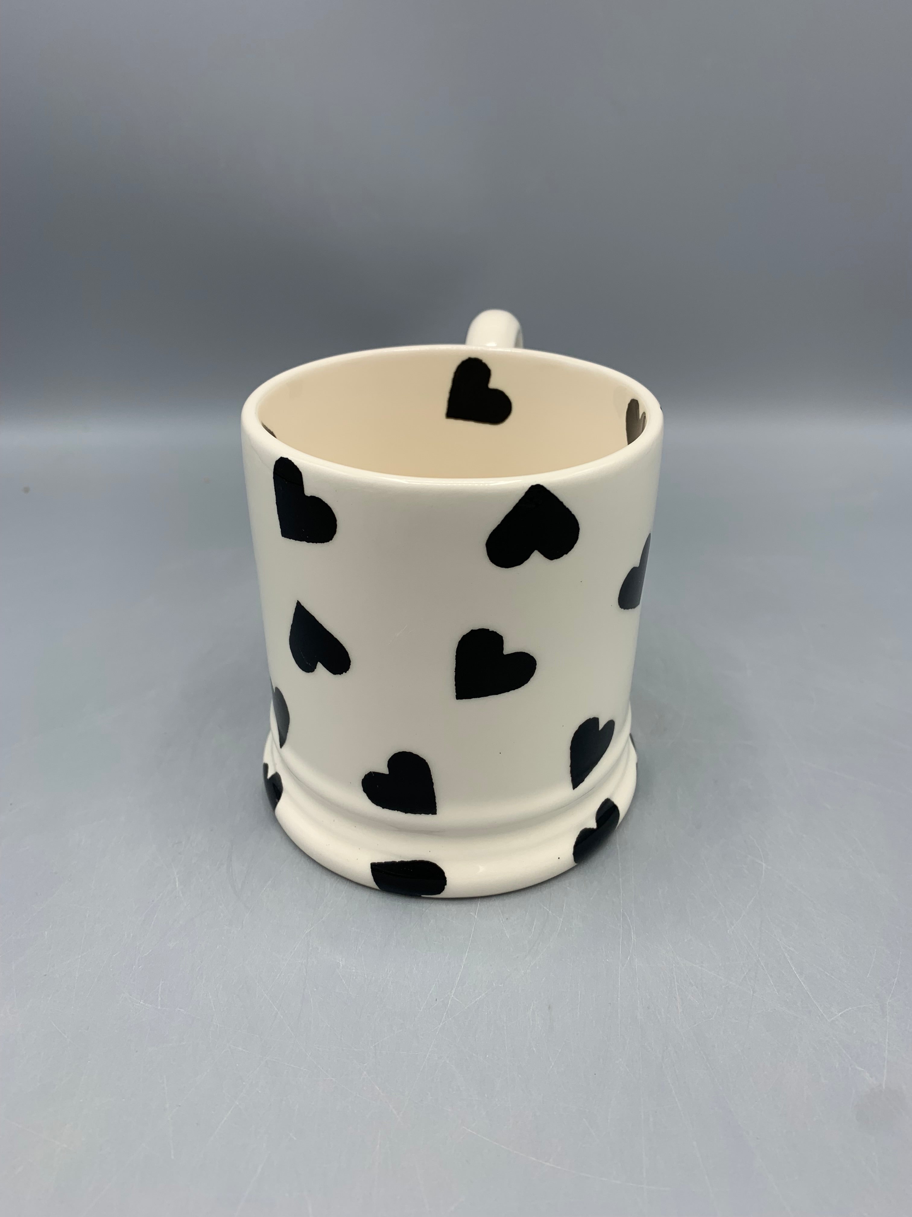 1/2 Pint Mug Black Hearts
