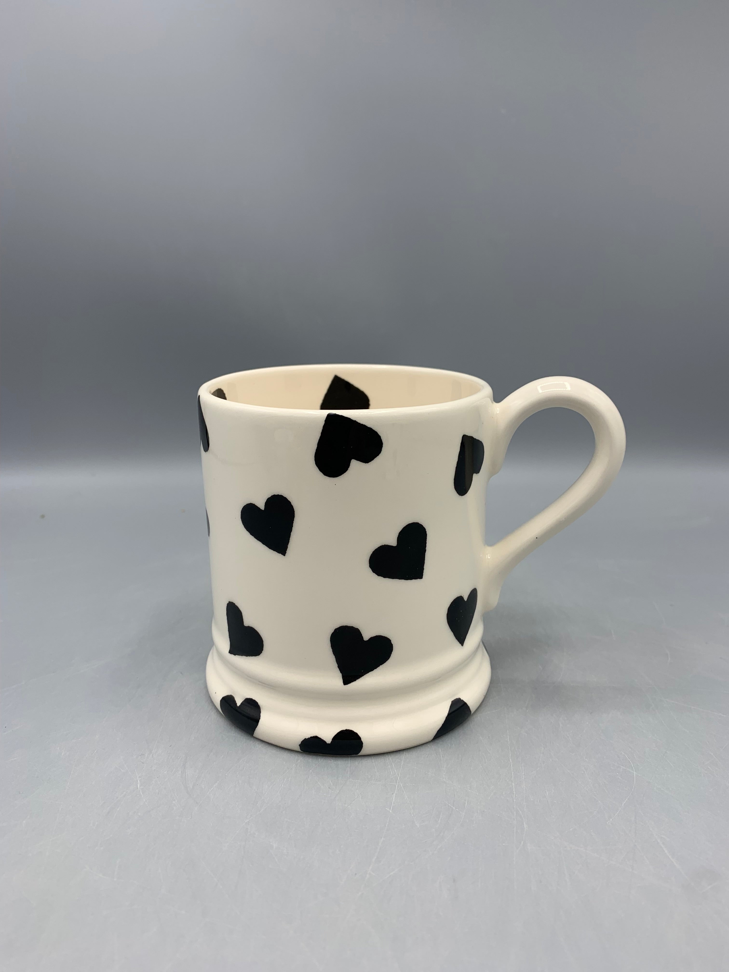 1/2 Pint Mug Black Hearts