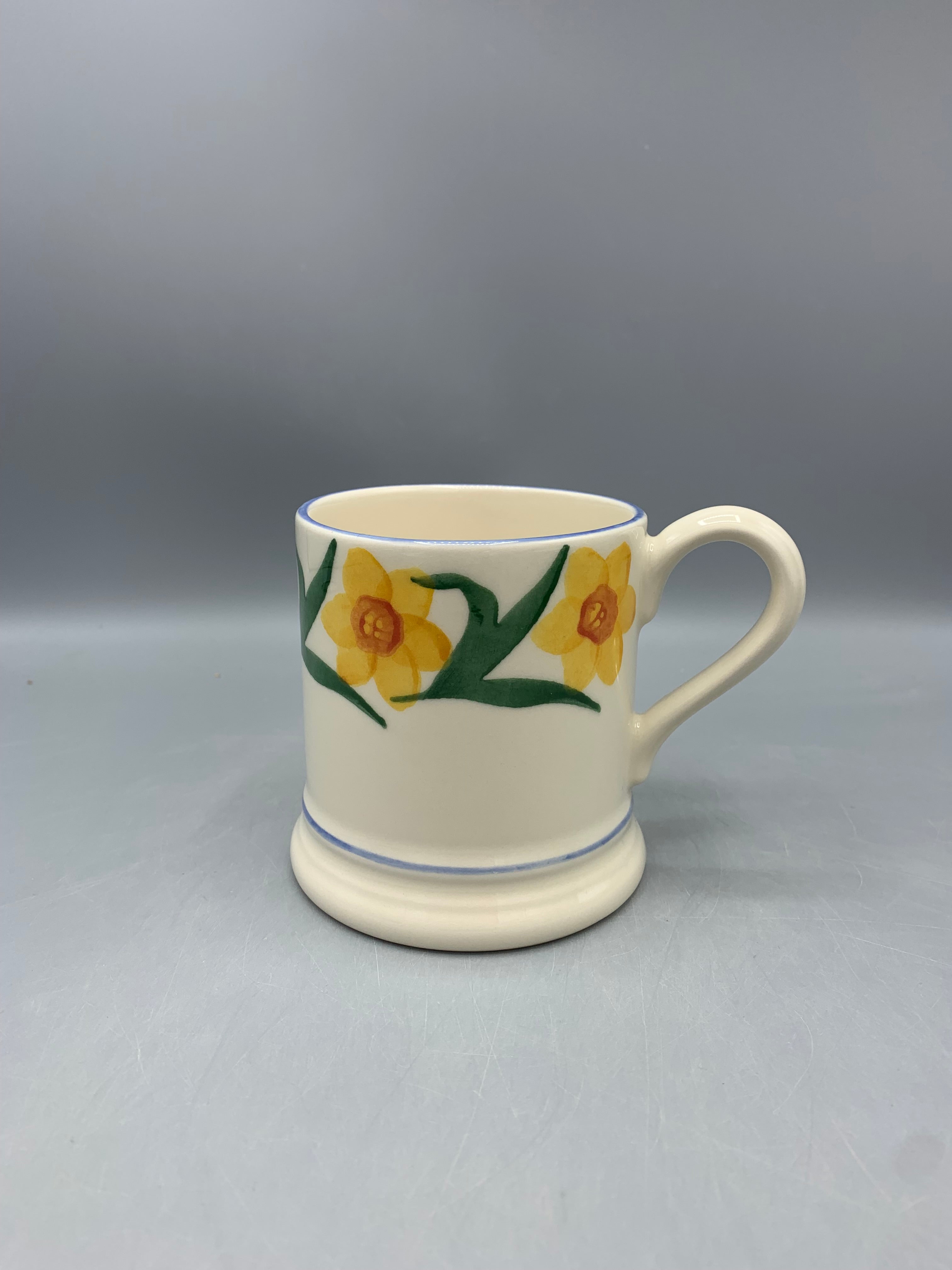 1/2 Pint Mug Windblown Daffodils
