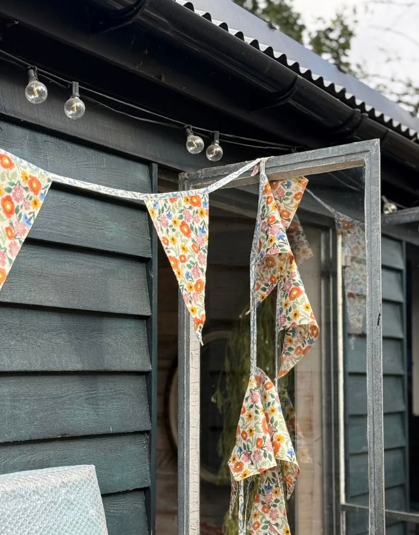 Bunting Poppies & Pinks