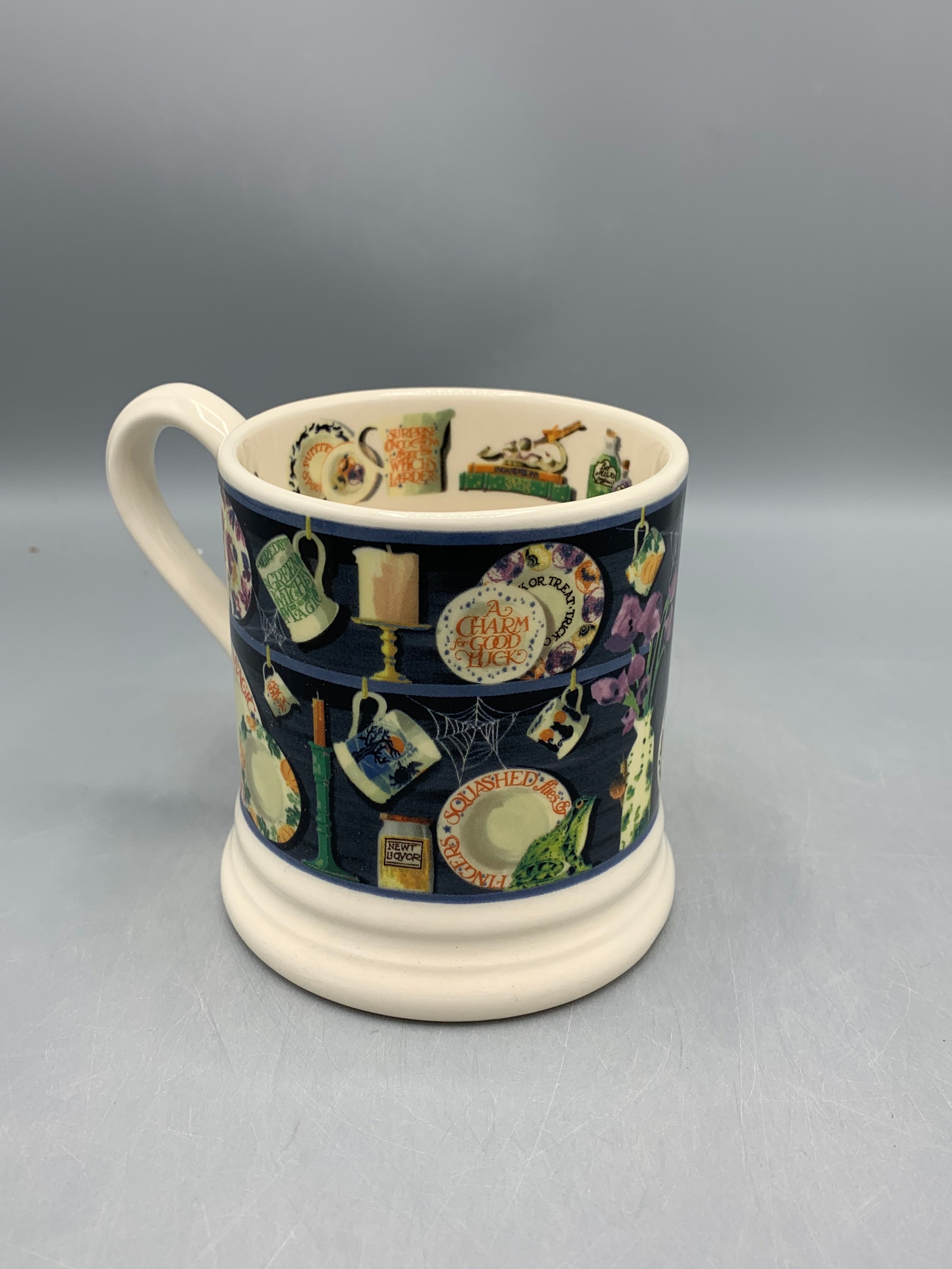 1/2 Pint Mug Spooky Dresser