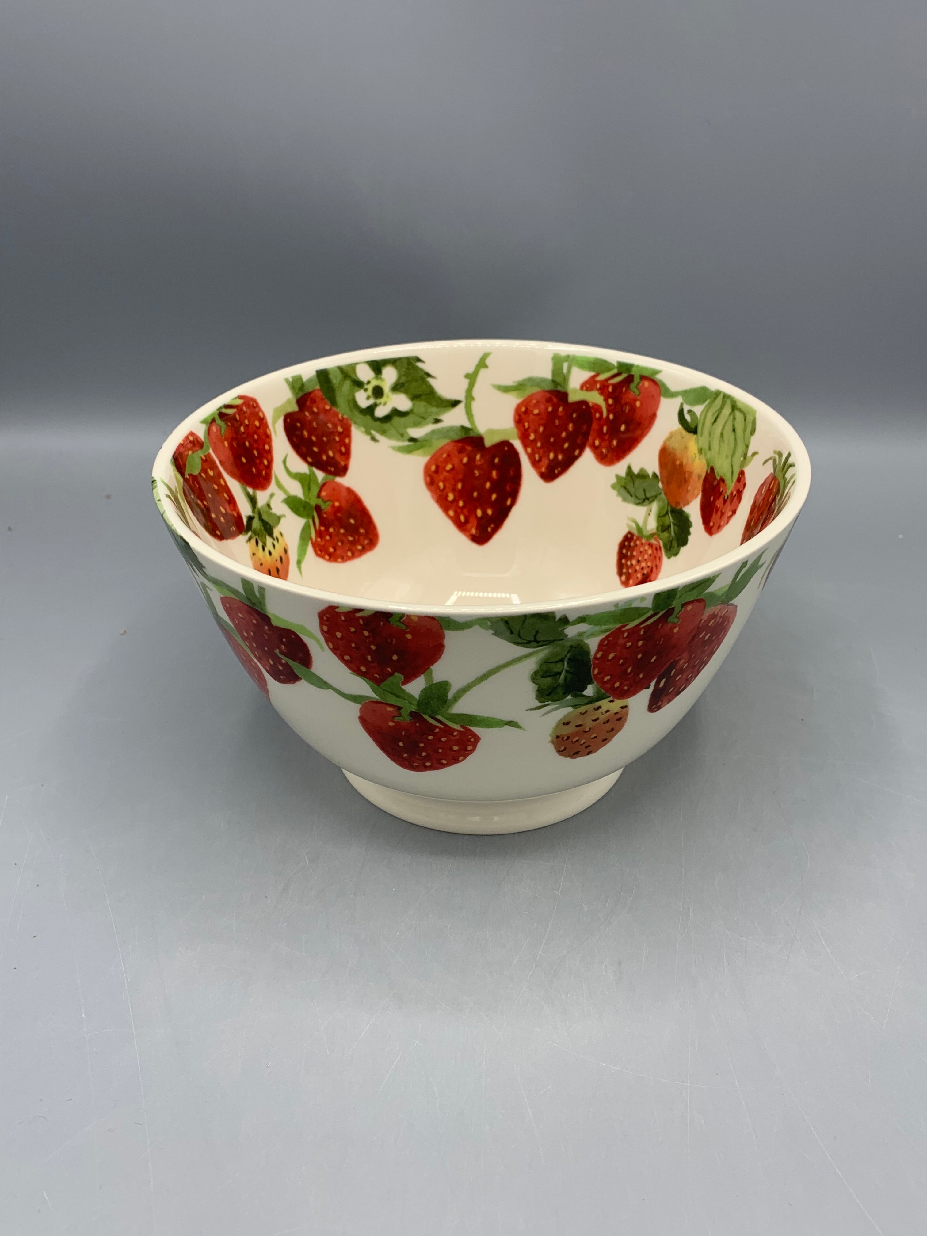 Medium old bowl Strawberries