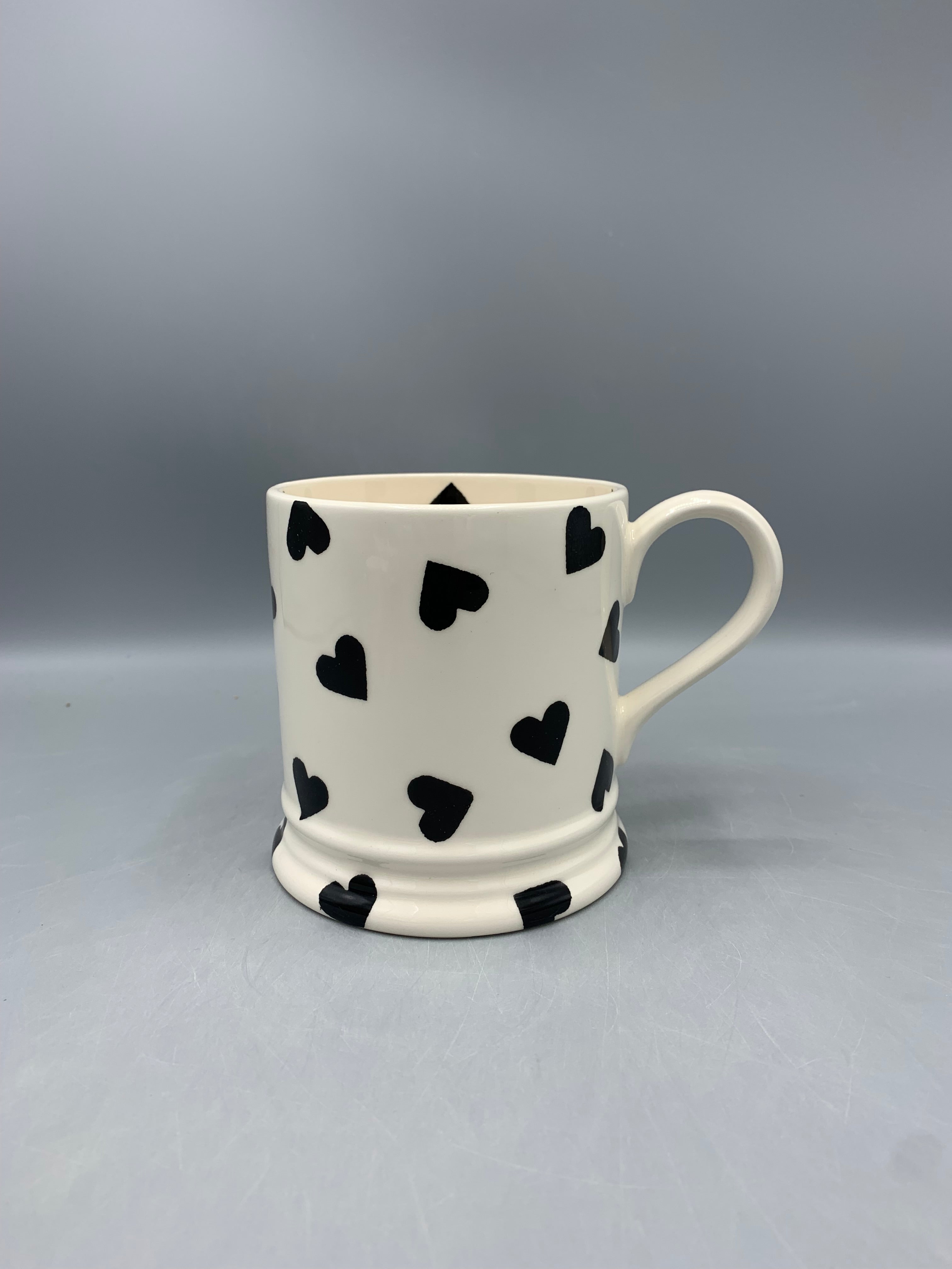 1 Pint Mug Black Hearts