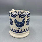 1/2 Pint Mug Blue Hen &amp; Border Mum
