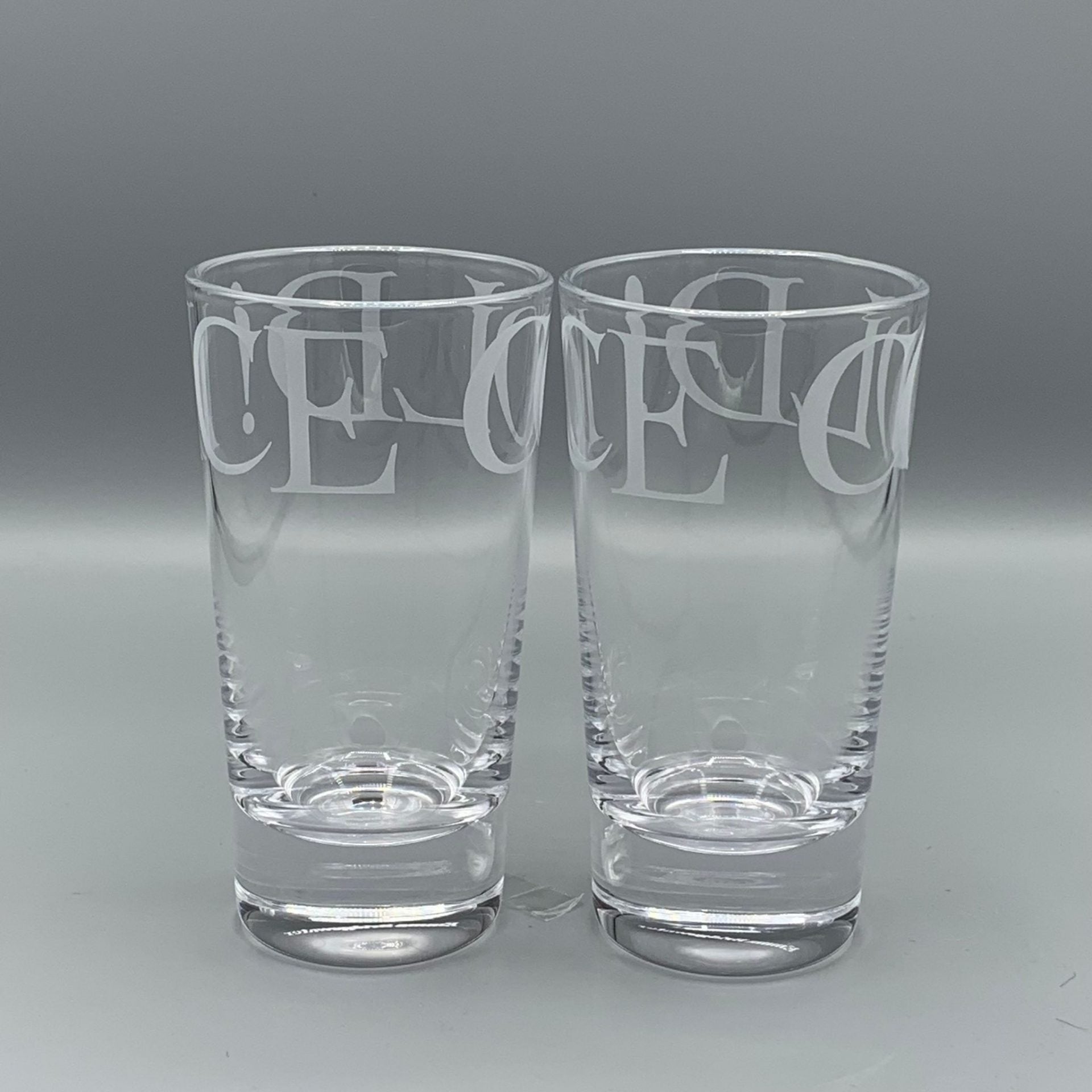 Hohes Glas, schwarzer Toast