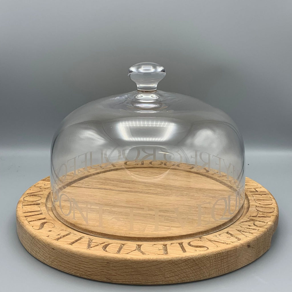Käsekuppel aus Glas, schwarzer Toast