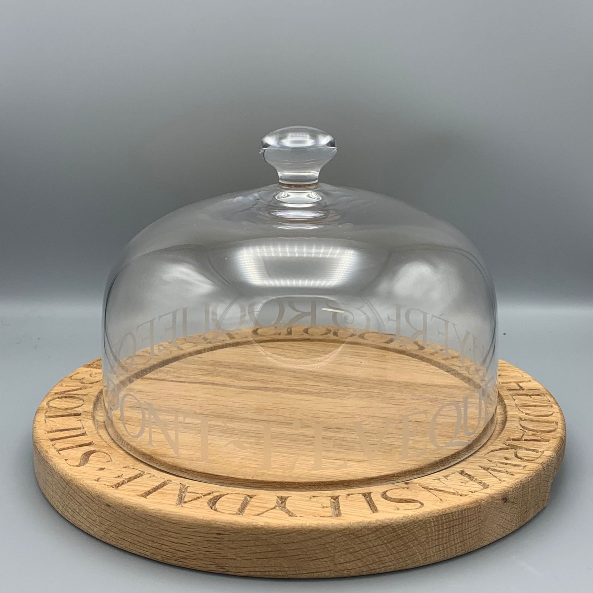 Käsekuppel aus Glas, schwarzer Toast