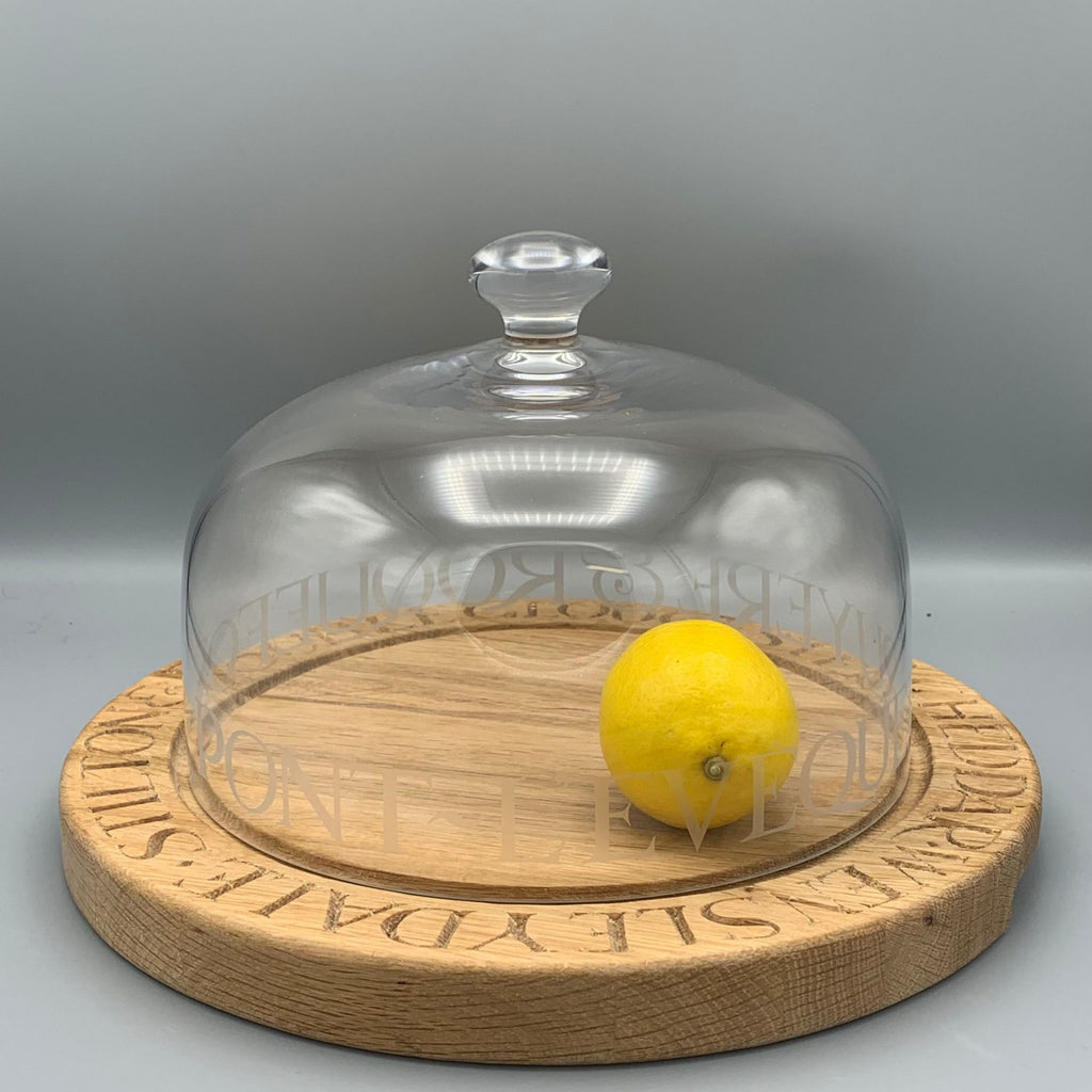 Käsekuppel aus Glas, schwarzer Toast