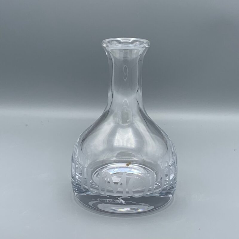 Kurze Glasvase aus einer alten Flasche, schwarzer Toast
