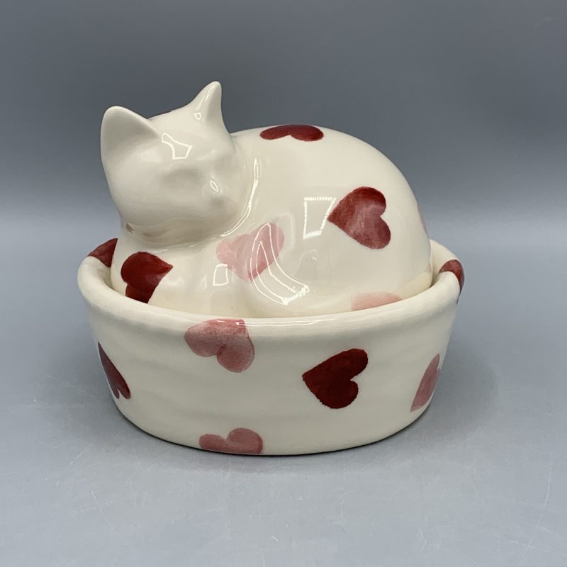Small Cat On Basket Pink Hearts