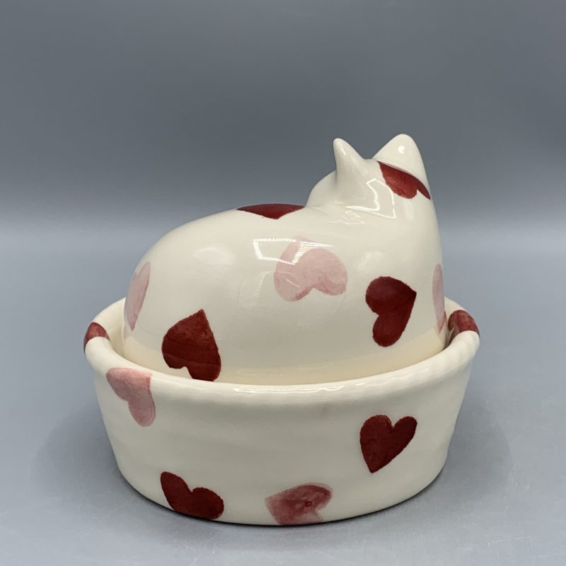 Small Cat On Basket Pink Hearts