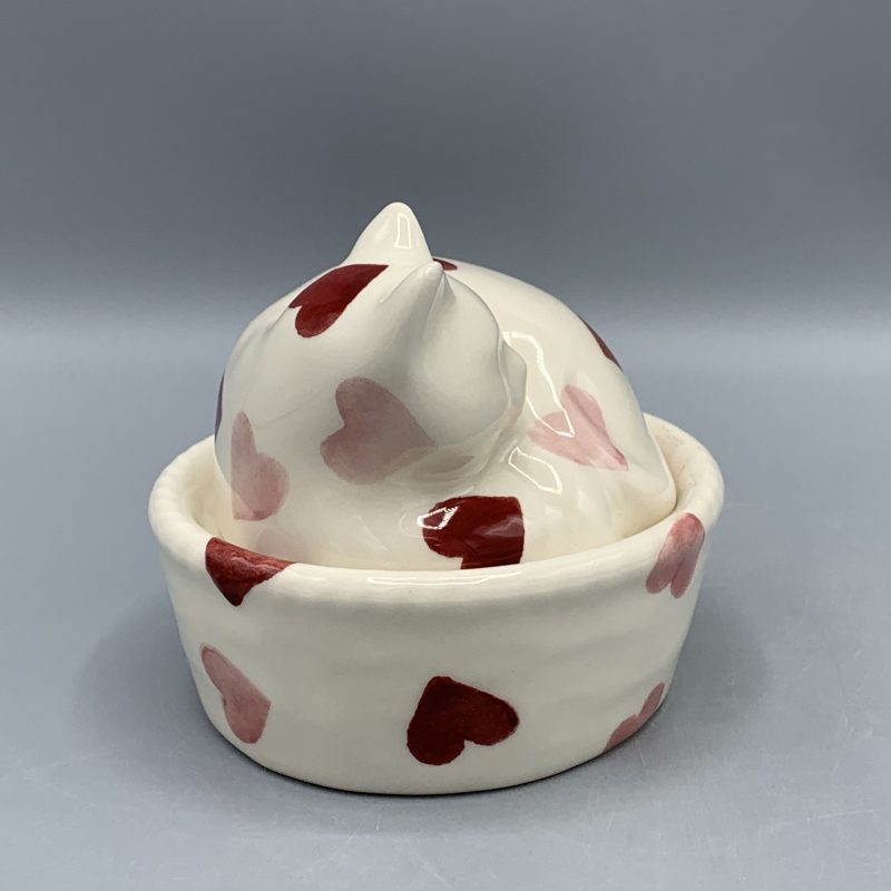 Small Cat On Basket Pink Hearts