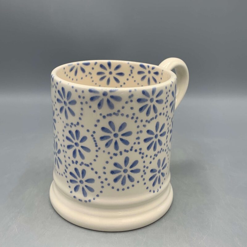 1/2 Pint Mug Lavender Daisy Spot