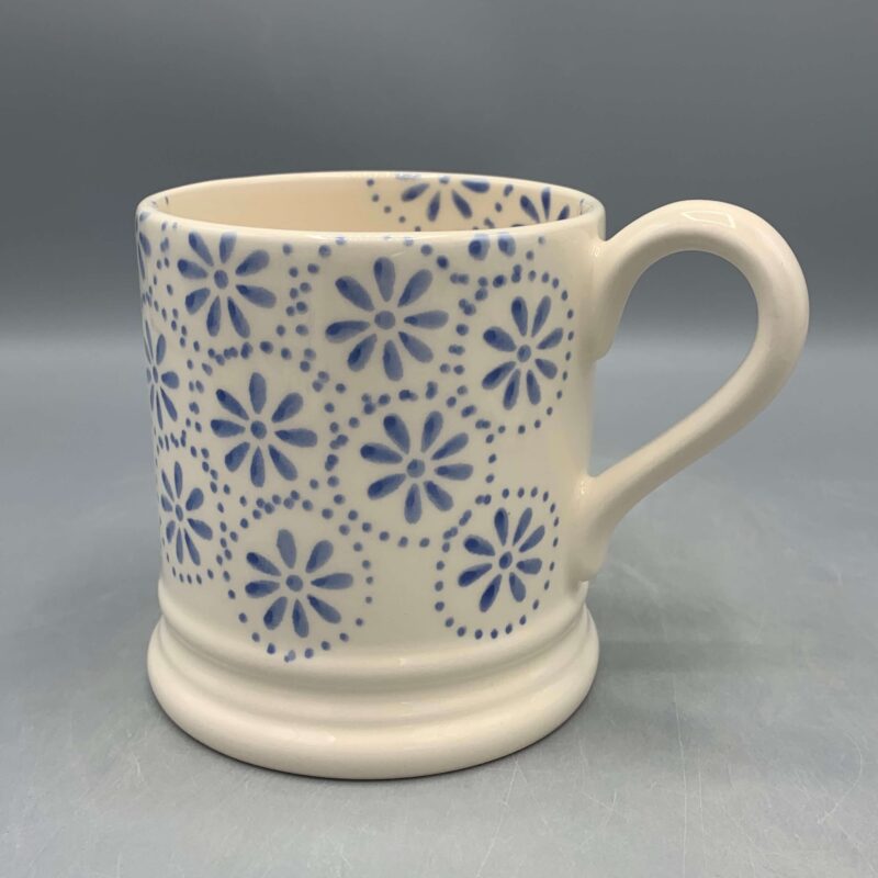 1/2 Pint Mug Lavender Daisy Spot
