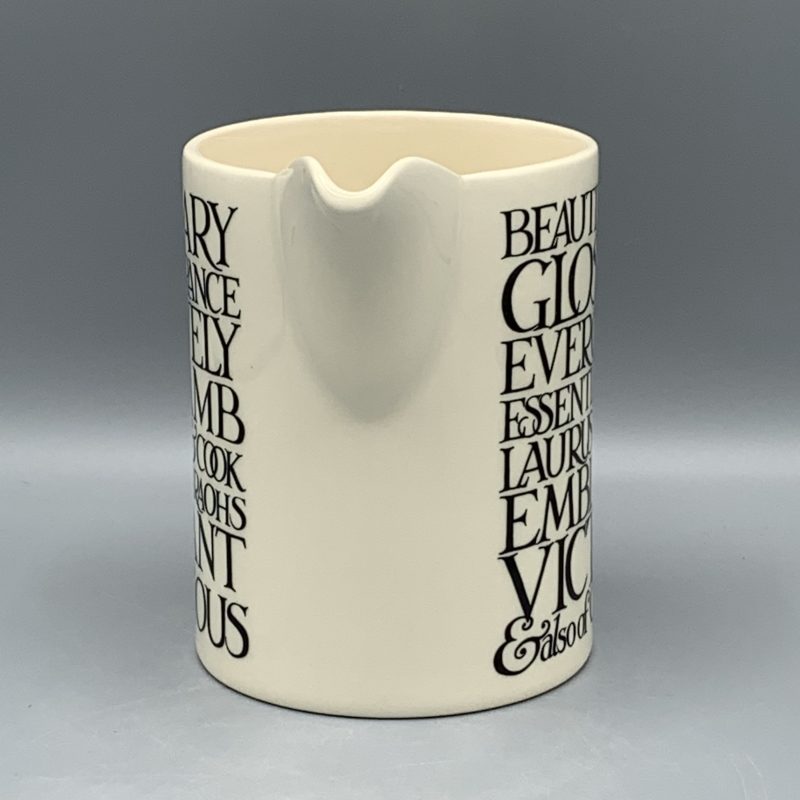 Mittlerer gerader Krug schwarzer Toast