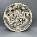 8 1/2 Zoll Teller Schwarzer Toast, der einen Goldfisch verspeist