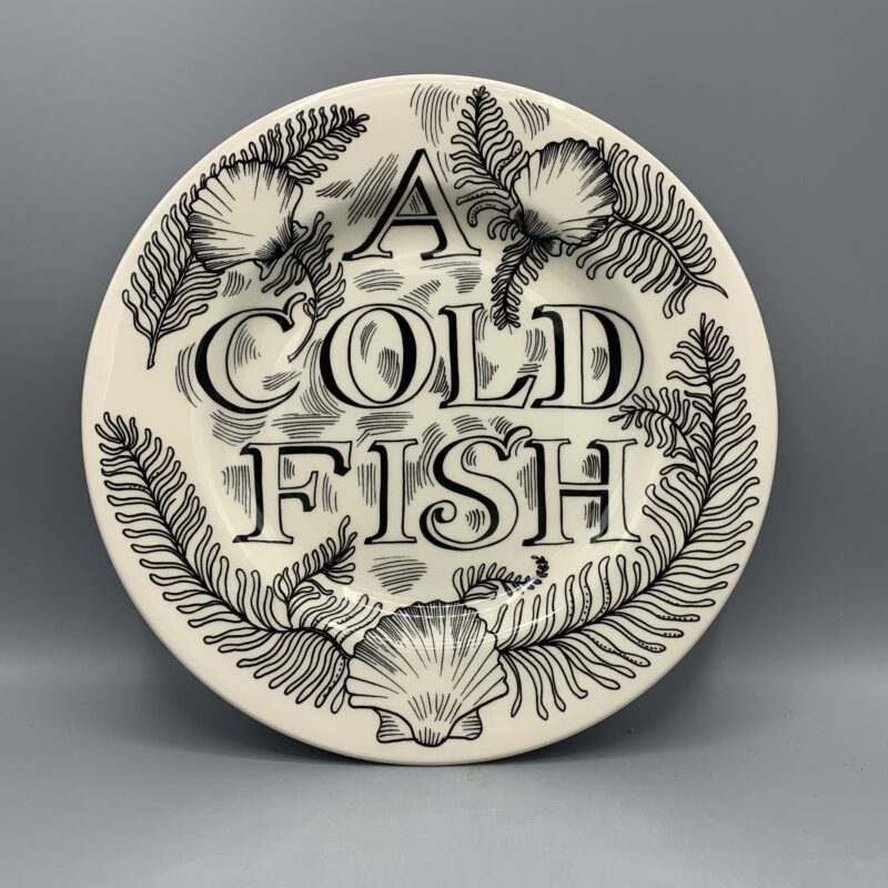 8 1/2 Zoll Teller Schwarzer Toast, der einen Goldfisch verspeist